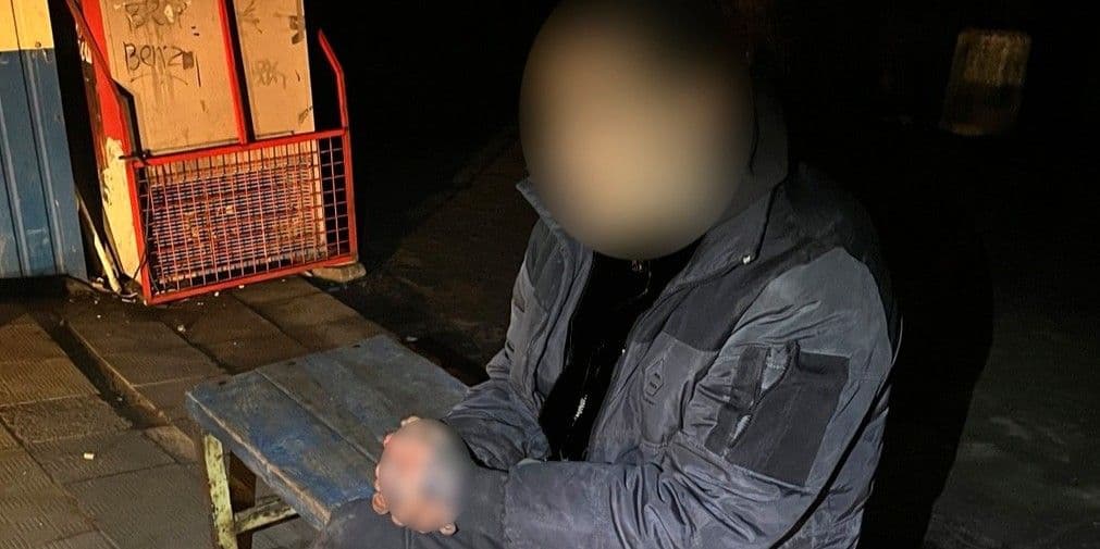 В Краматорске обнаружили гражданина, проникшего в киоск ради кражи. Фото: Патрульная полиция Краматорска и Славянска