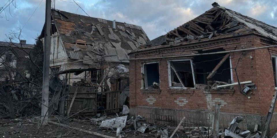 Наслідки вчорашніх ударів по Донеччині: 1 загиблий та 5 поранених, пошкоджені будинки та автівки (фото)