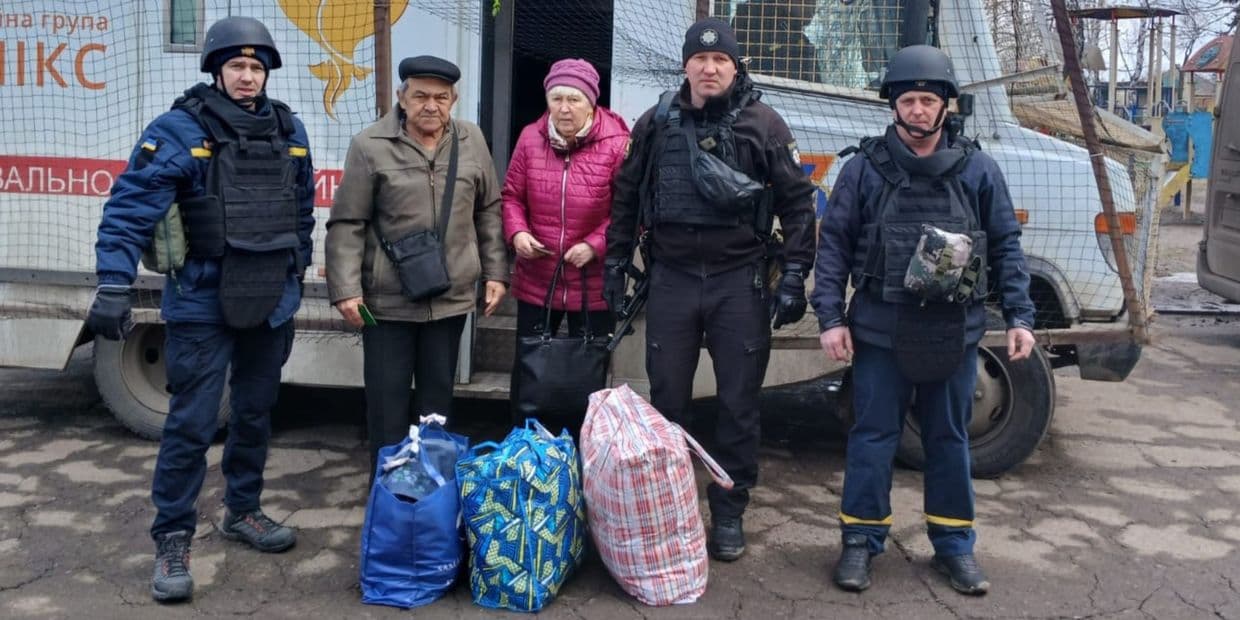 Рятувальники Донеччини вивезли 14 жителів з прифронтової Дружківки (фото)