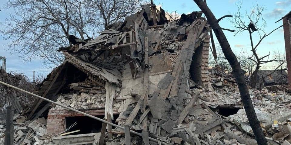 Рашисти скинули на Слов'янськ 3 бомби: пошкоджено понад 60 будинків, є загиблий та поранені (фото)