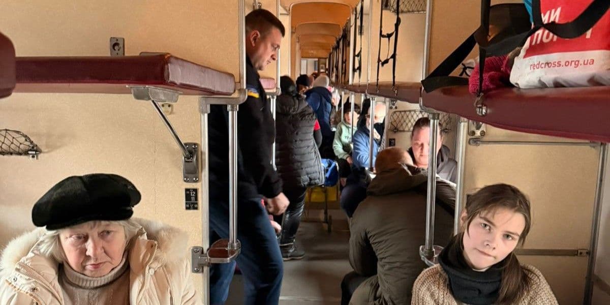 Взрослых, детей, людей с инвалидностью и животных с Донетчины эвакуировали в вагоне №0 (фото)