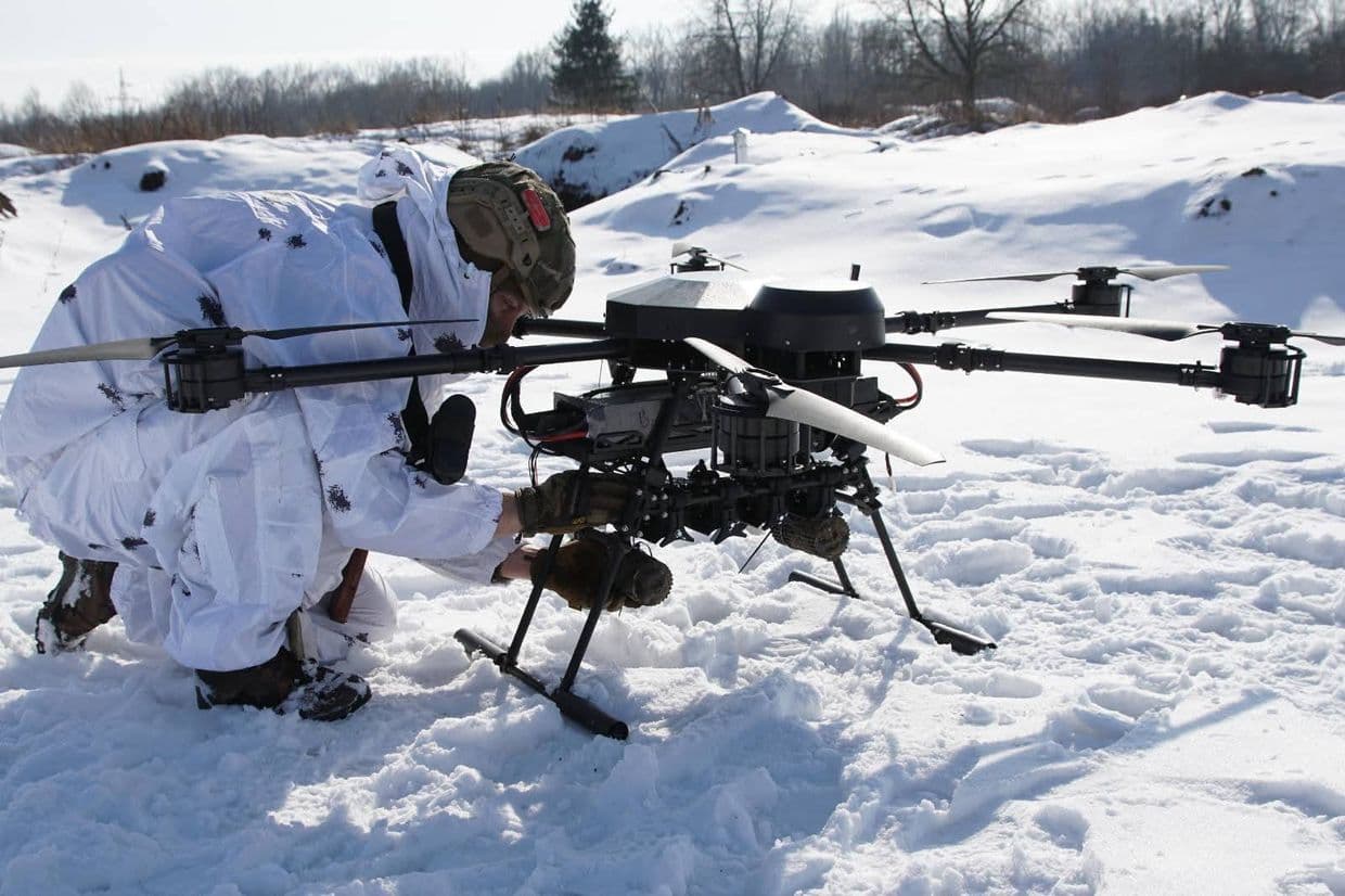 Украинский защитник с дроном. Фото:143-й объединенный учебно-тренировочный центр "Подолье"