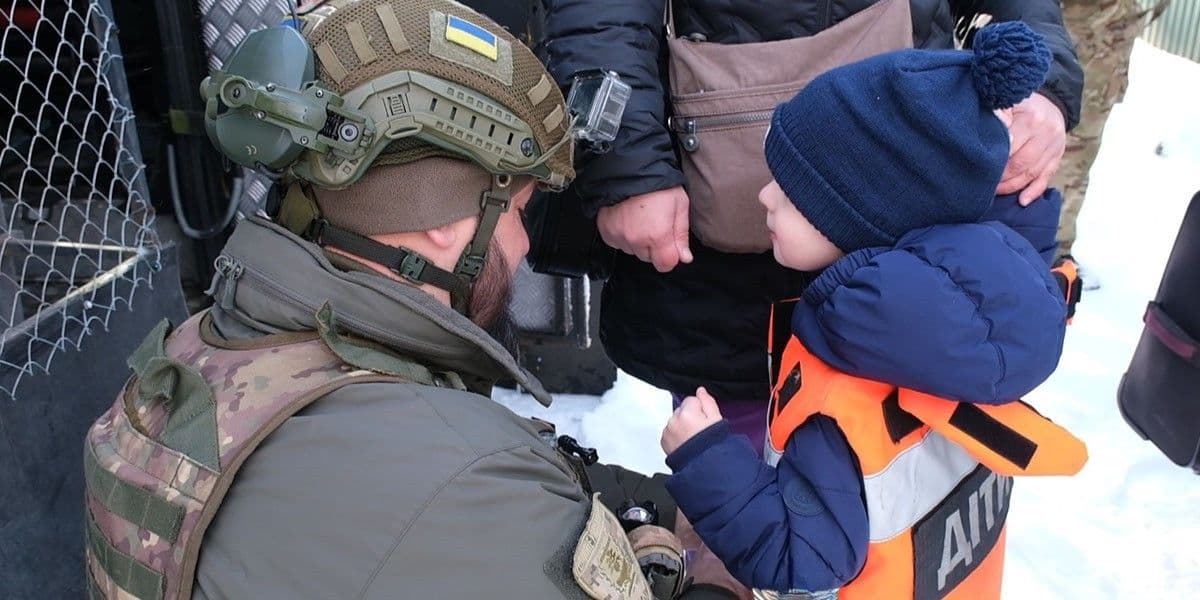 З Миколаївки евакуювали ще 6 людей: найменшому 4 роки, а найстаршій — 91 рік (фото, відео)