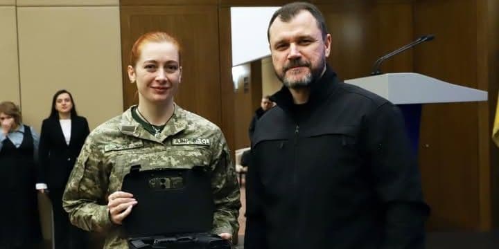 Бойову медикиню бригади "Помста" Олену "Лисичку" Гаврилюк нагородили вогнепальною зброєю