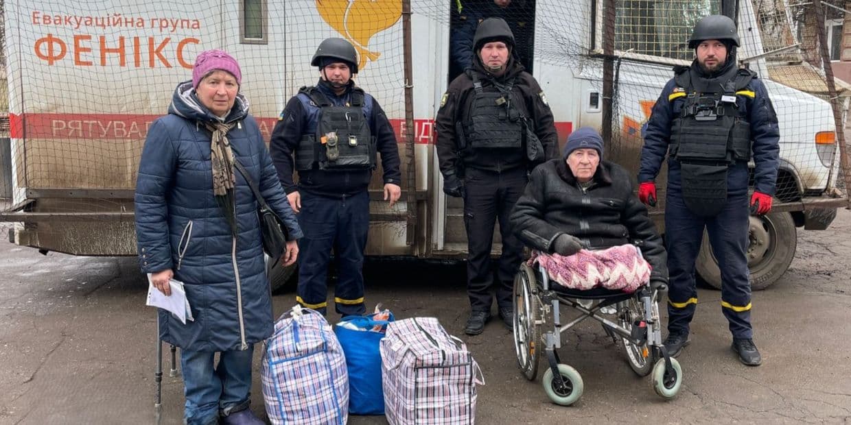 Порятунок цивільних: надзвичайники вивезли з Дружківки маломобільну людину та ще 4 містян (фото)