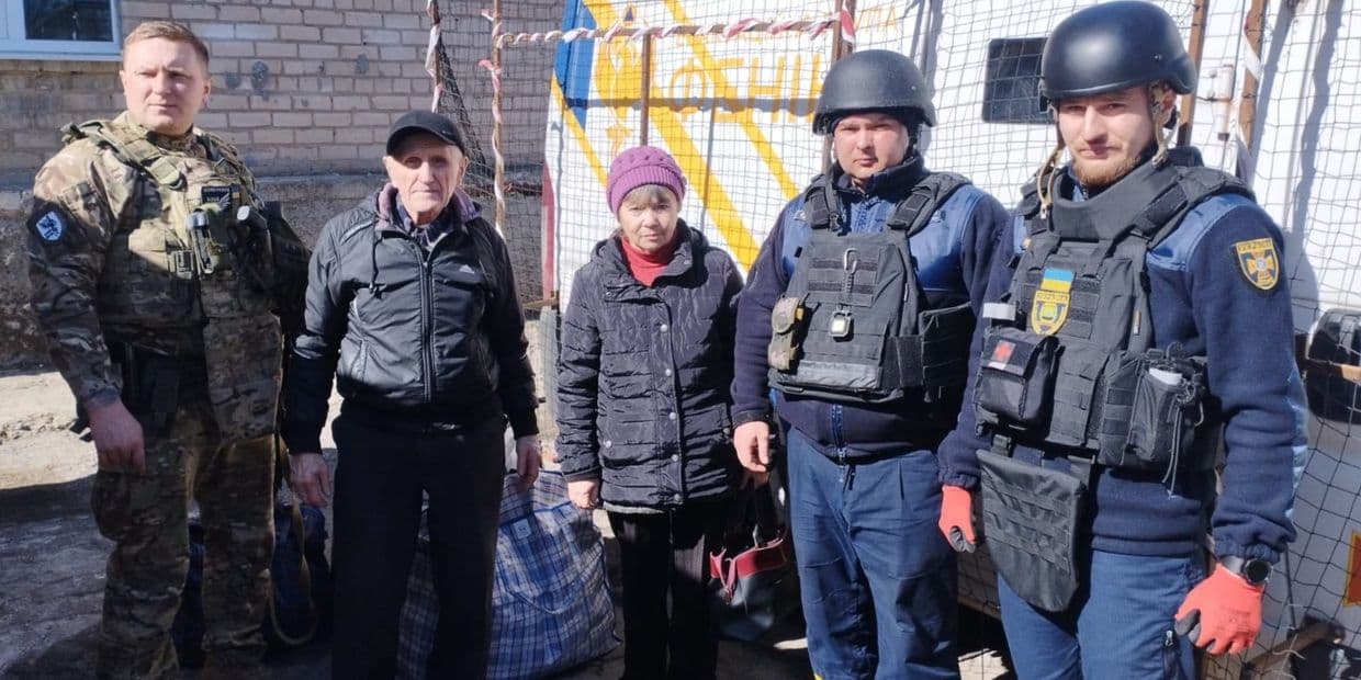 Чрезвычайники и полицейские продолжают вывозить людей из прифронтовой Дружковки (фото)