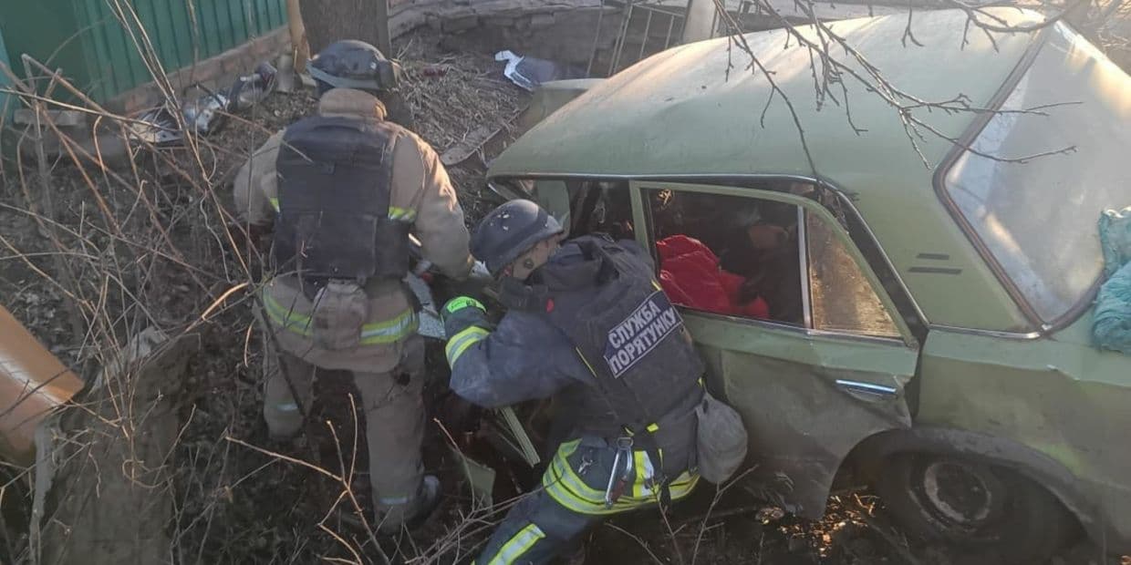 У Билбасівці рятувальники деблокували з понівеченого внаслідок ДТП автомобіля тіло загиблої жінки (фото)