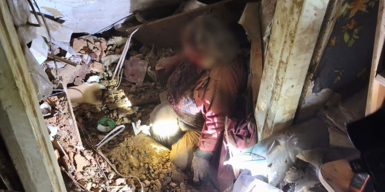 Авіаудар по Дружківці: надзвичайники врятували жінку з-під завалів (фото, відео)