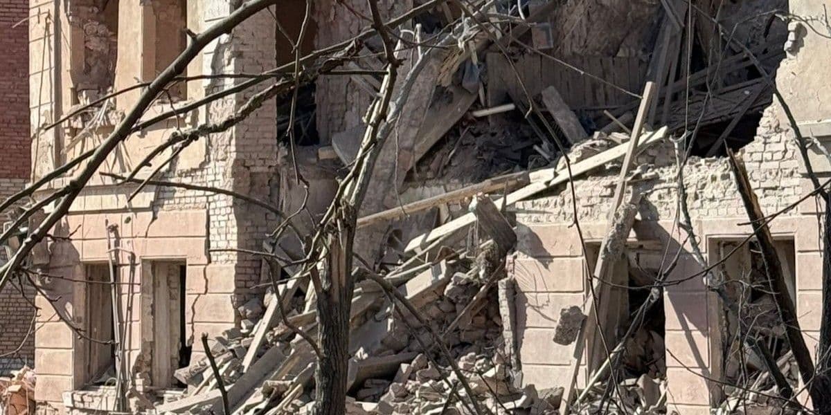 Росіяни скинули 3 бомбі на Слов'янськ: вбили 2 людей, поранили неповнолітню (фото, відео)