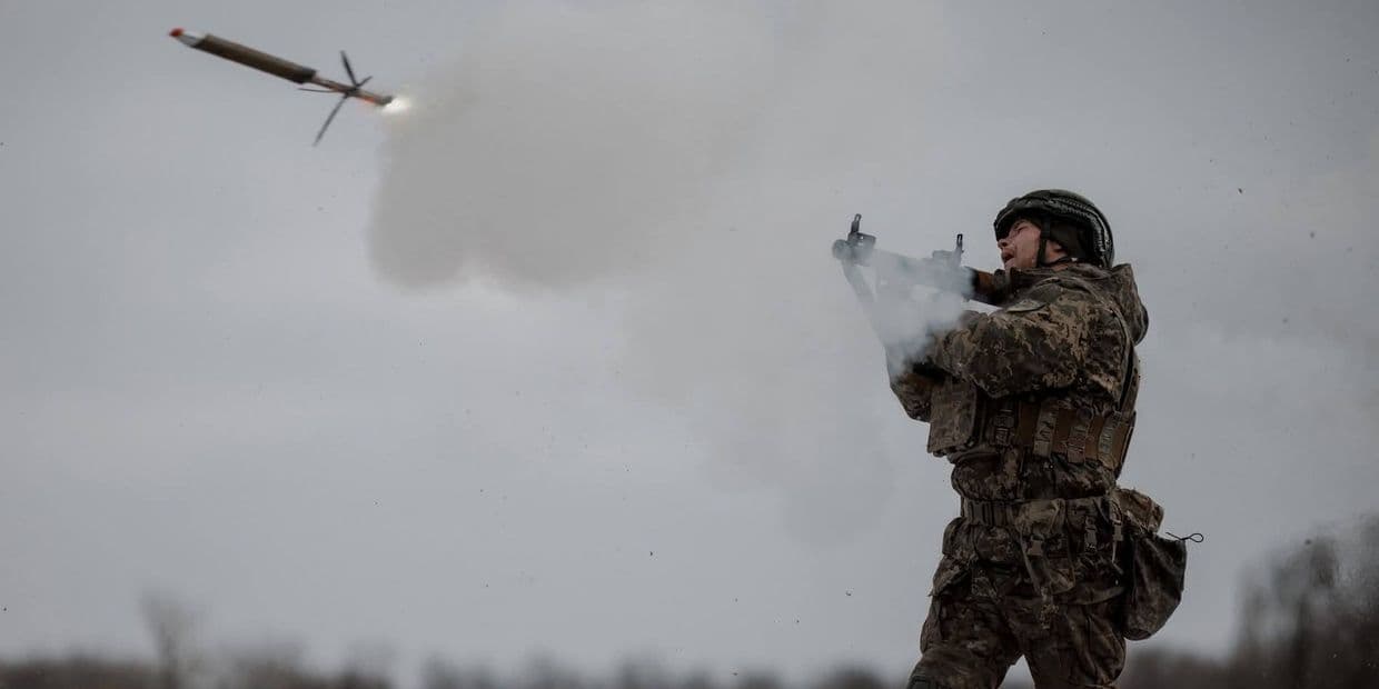 Стріляє український захисник. Фото: 92 ОШБр ім. кошового отамана Івана Сірка