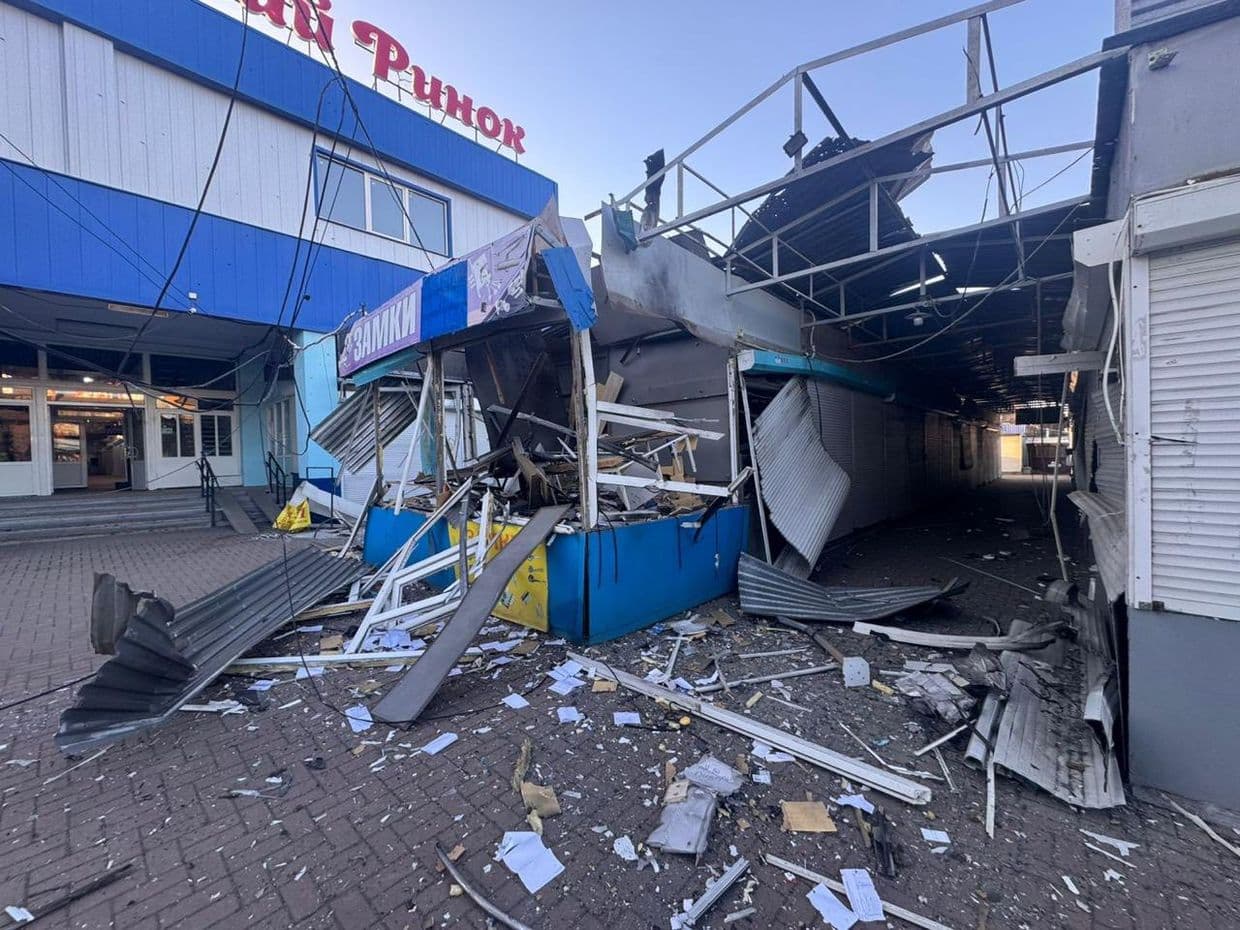 Росіяни вдарили по багатоповерхівці, ринку та критичній інфраструктурі, поранили чоловіка (фото)