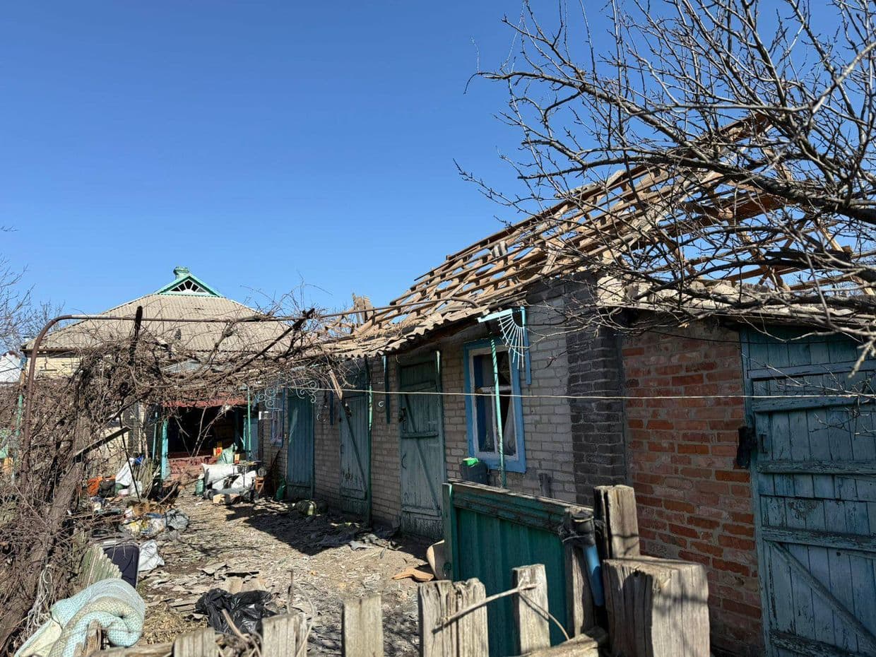 Рашисти 21 раз обстріляли населені пункти Донеччини: пошкоджені будинки та автівки (фото)