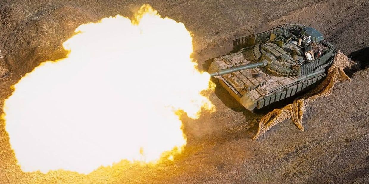 Стреляет танк. Фото: 34 ОБрМП