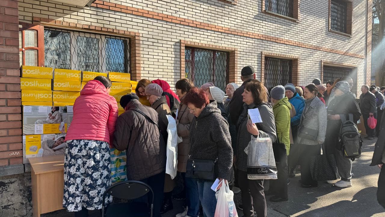 <em>На Київщині ще 400 ВПО з Луганщини отримали продуктові пакунки та речі. Фото: Луганська ОВА</em>