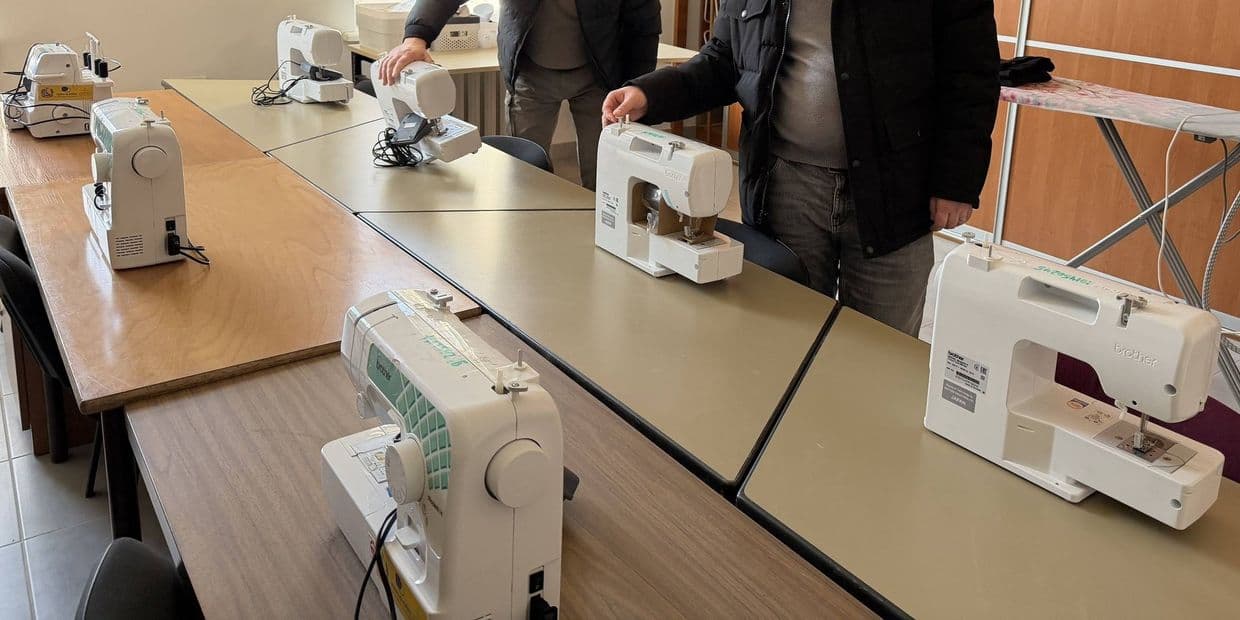 Эвакуированные из Северской громады швейные машины и компьютеры работают в Закарпатье (фото)