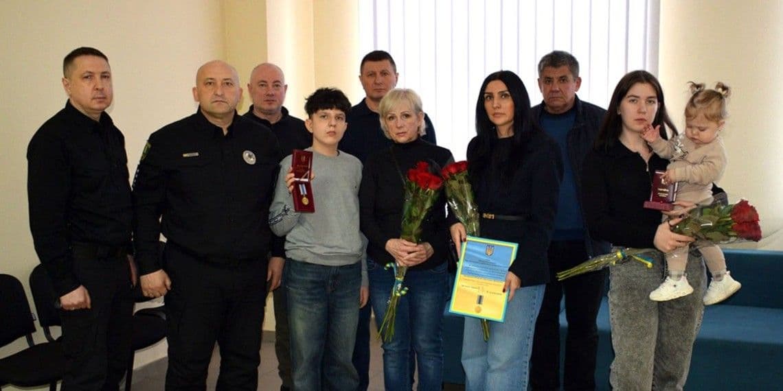 Родинам загиблих поліціянтів Донеччини вручили їхні посмертні державні нагороди (фото)
