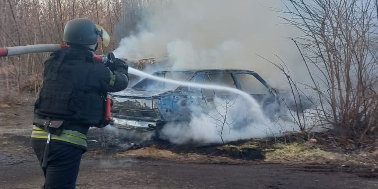 Через російські обстріли у Краматорську гасили автівки, а Райгородку господарські споруди (фото)