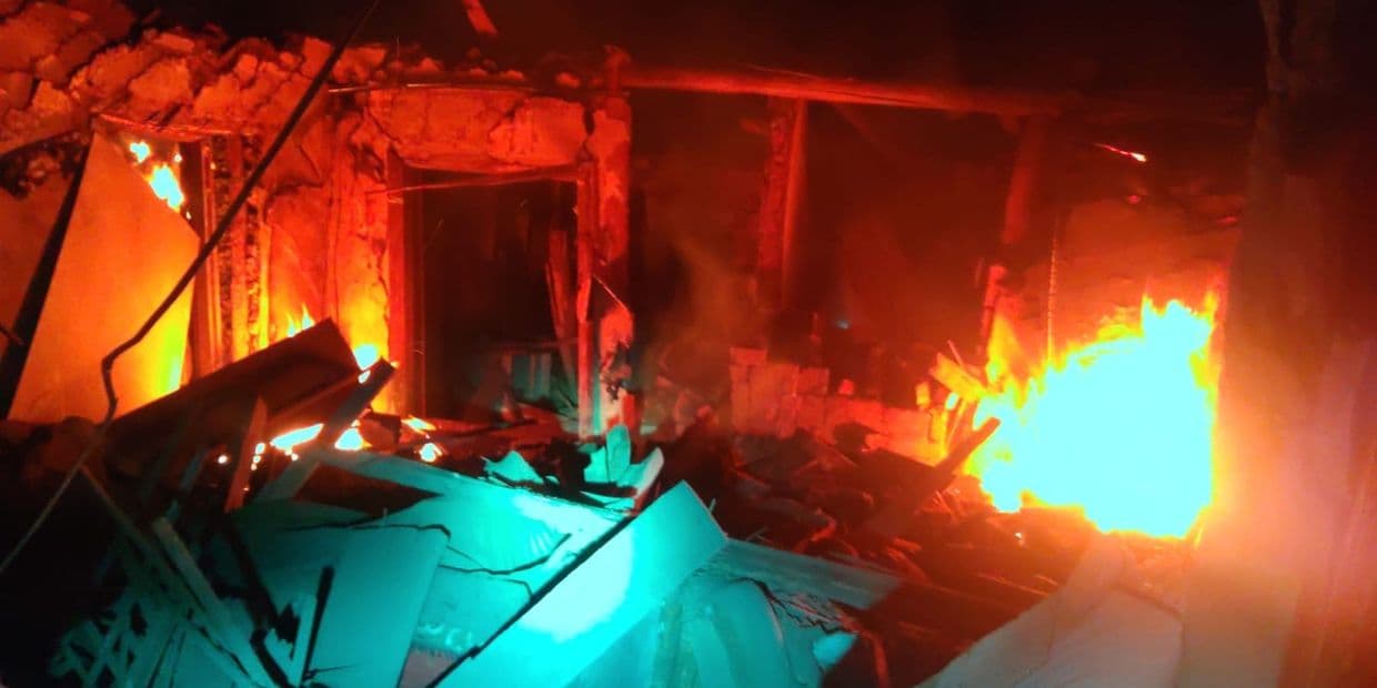 Рашисты ударили по дому в Александровке на Донетчине: из-под завалов достали тела женщины и мужчины (фото)