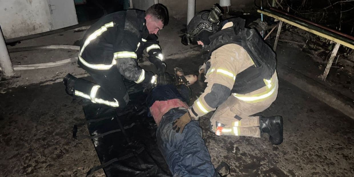 У Слов'янську на пожежі у 5-поверхівці вогнеборці врятували чоловіка (фото)