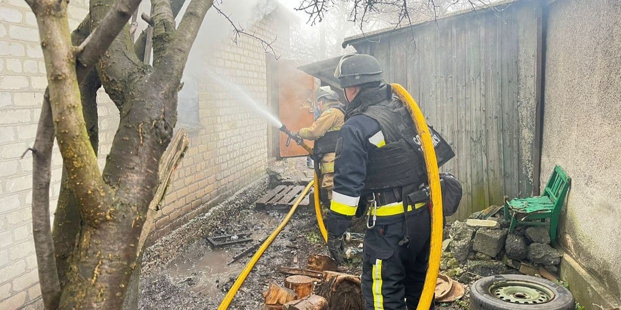 У Білозерському вогнеборці 3 години боролися з вогнем, призупиняючи роботу через ворожі БпЛА (фото)