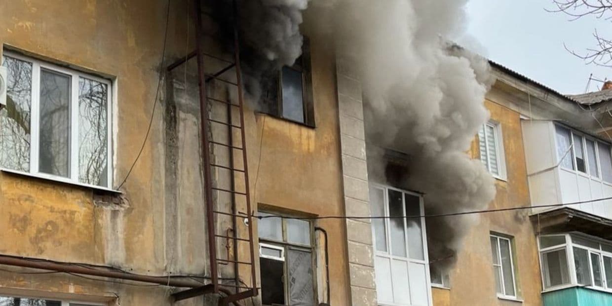 У Краматорську на пожежі загинула жінка: сусідів евакуювали через вікно (фото)