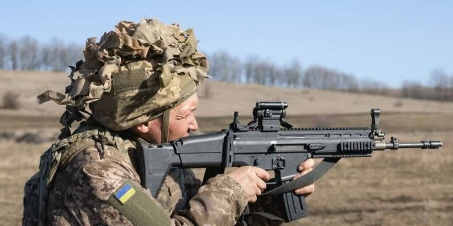 Стріляє український захисник. Фото: 81-та окрема аеромобільна Слобожанська бригада ДШВ ЗСУ 