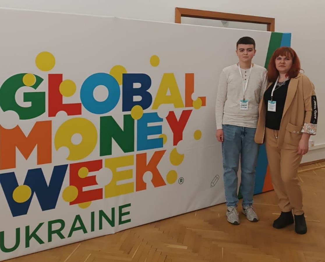 У фіналі Всеукраїнського чемпіонату з фінансової грамотності Донеччину представив учень Світлівської школи