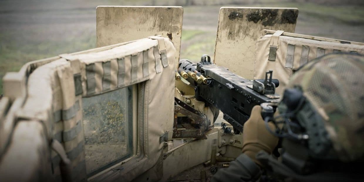 Стріляє кулеметник. Фото: 39-та окрема бригада морської піхоти ВМС ЗСУ