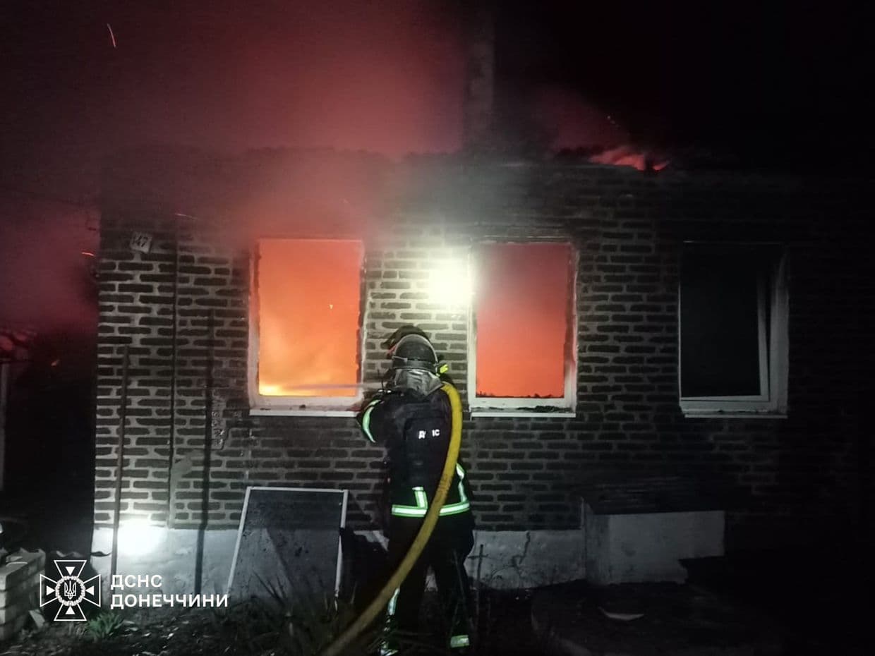 <em>У Краматорську внаслідок ворожих обстрілів горіли будинки. Фото: ДСНС</em>