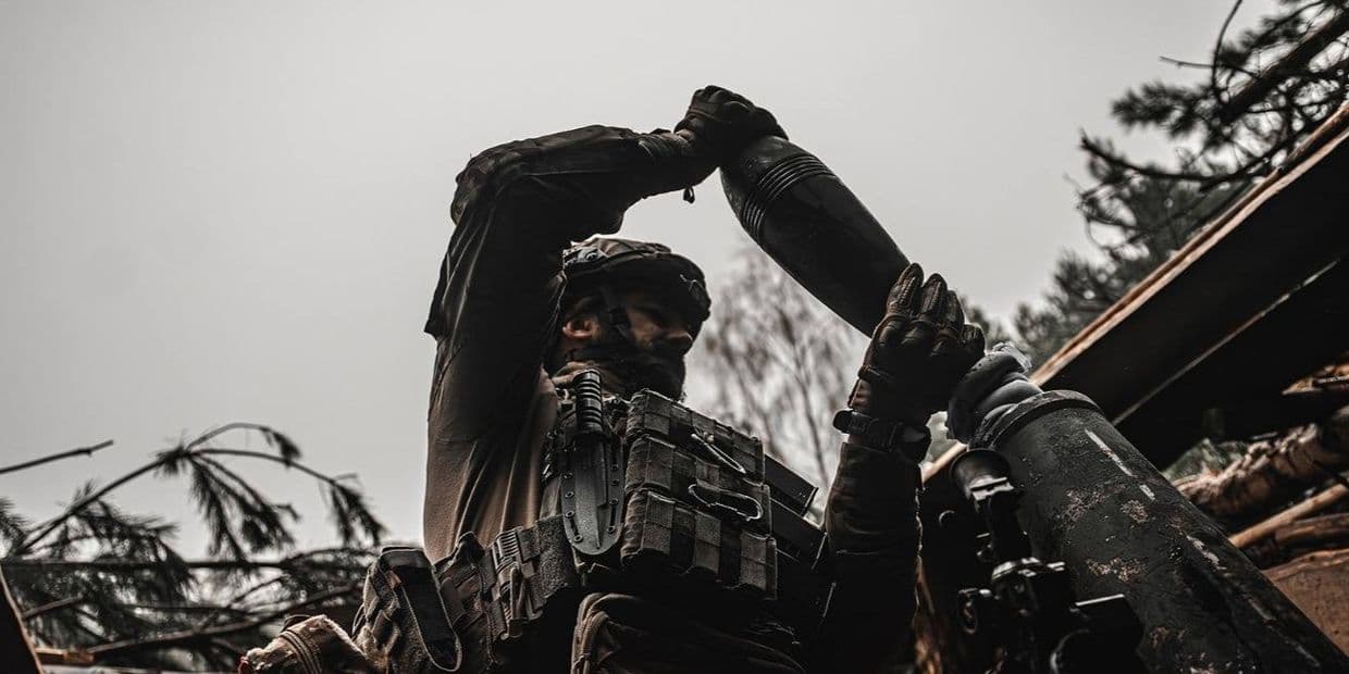 Український захисник заряджає міномет. Фото: 3 батальйон 114 ОБр ТрО