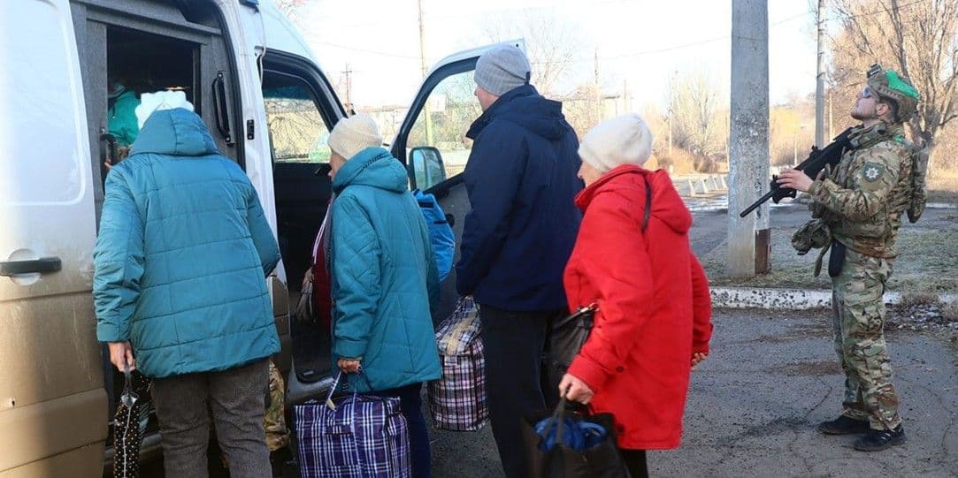 З Миколаївки евакуювали понад 20 дорослих, дитину та 10 котів (фото, відео)