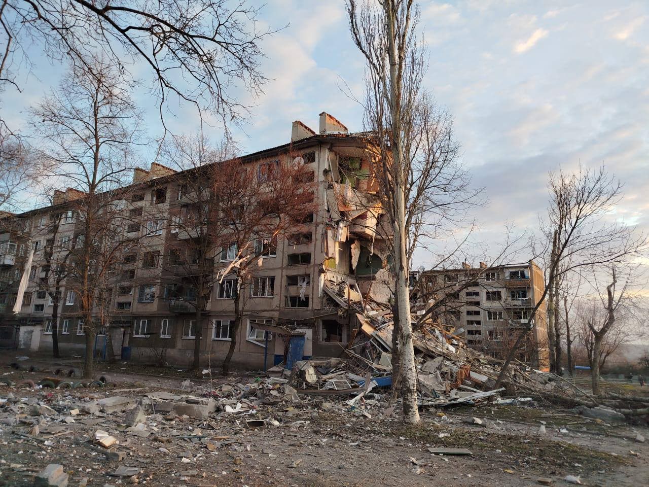 <em>Наслідки ворожих обстрілів на Донеччині. Фото: Донецька ОВА. </em>