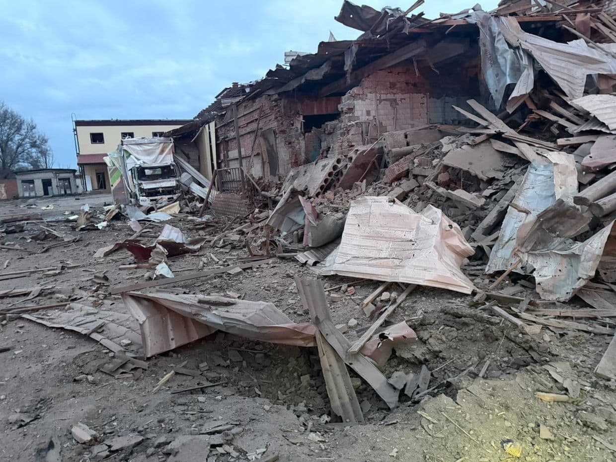 Российская оккупационная армия сбросила на Славянск 3 авиабомбы и била по городу беспилотниками (видео)