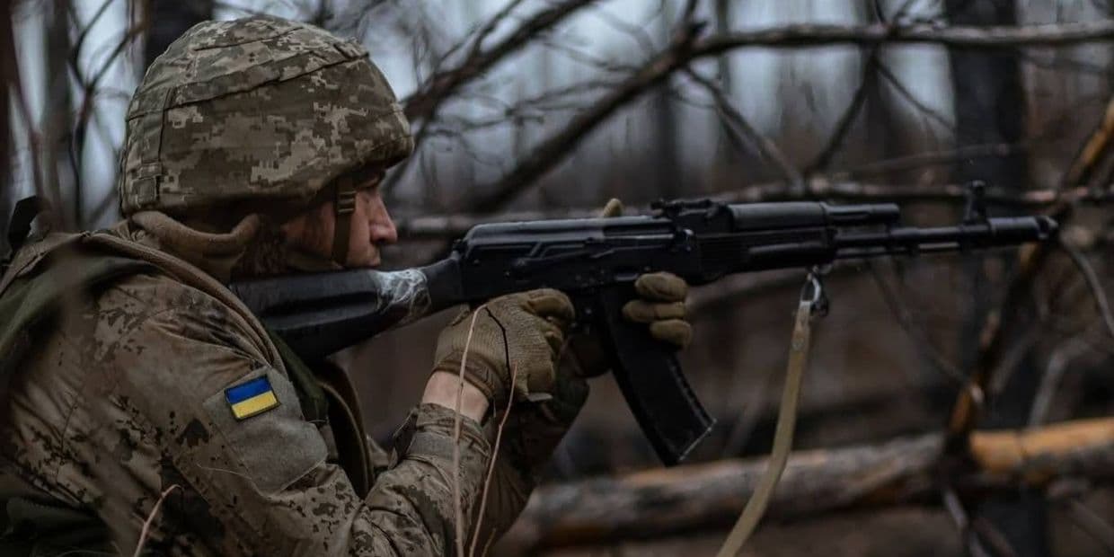 Украинский защитник с автоматом. Фото: 116 ОМБр