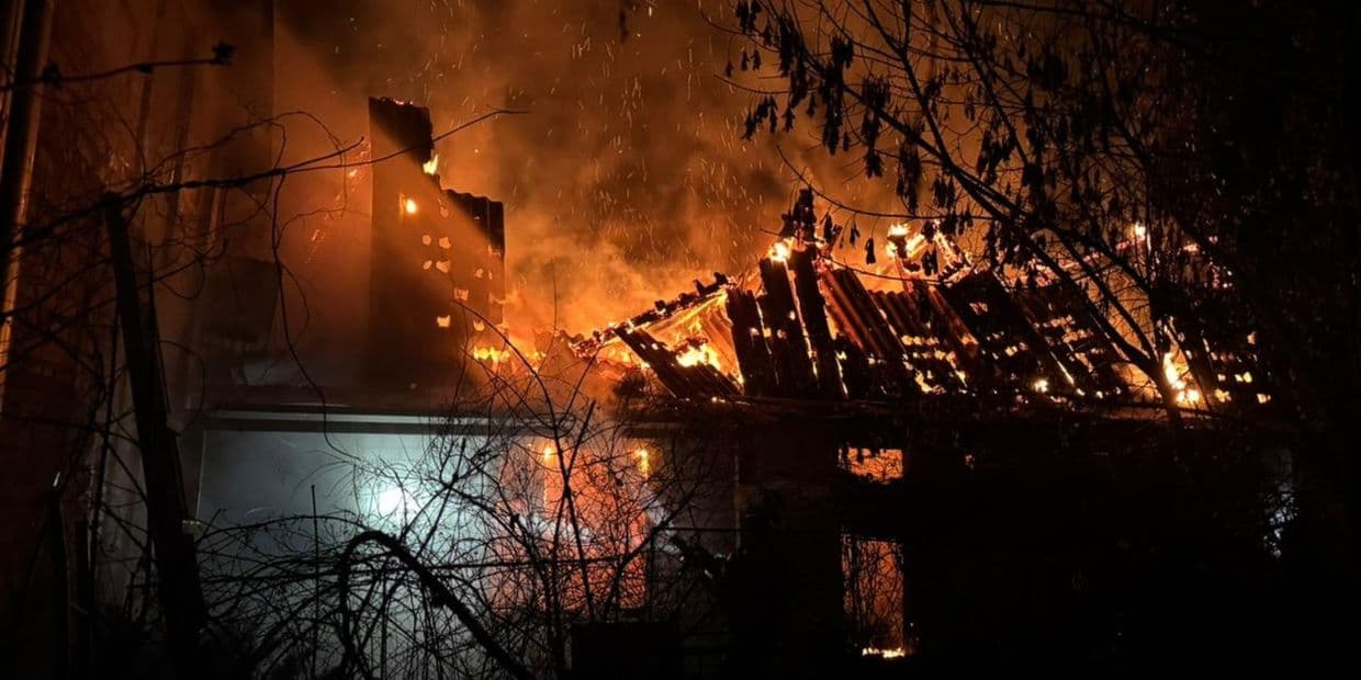 У Слов'янську не змогли ліквідувати пожежу, спричинену обстрілом: подробиці (фото, відео)