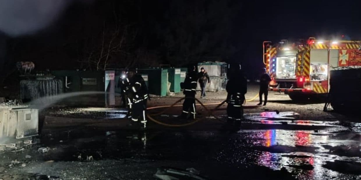 В Славянске огнеборцы гасили загоревшиеся из-за российских ударов трактор и гараж (фото, видео)