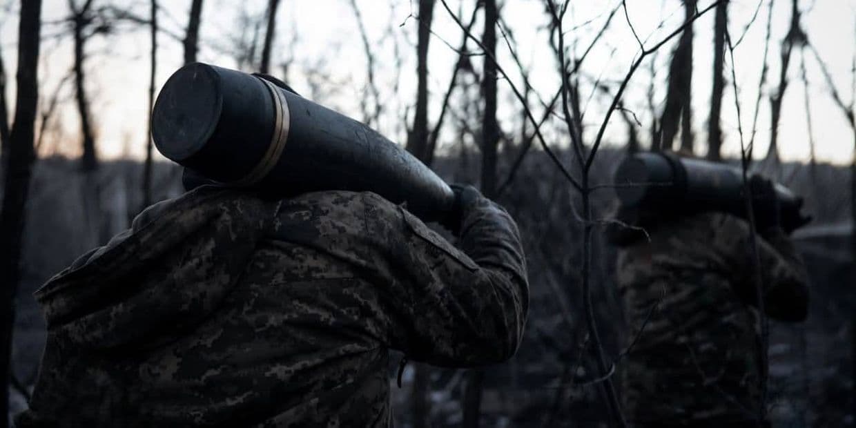 Українські захисники з артилерійськими снарядами. Фото: 45 ОАБр