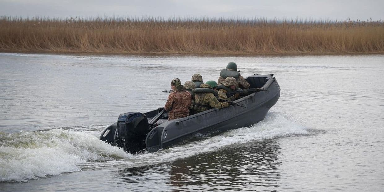 Українські захисники у човні. Фото: 36-та окрема бригада морської піхоти ім. контрадмірала Михайла Білинського 