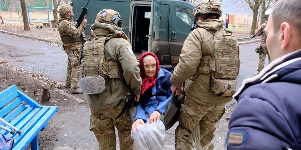 З Миколаївки на Донеччині вивезли жінку, яка не може сама пересуватися та потребує медичної допомоги (фото, відео)