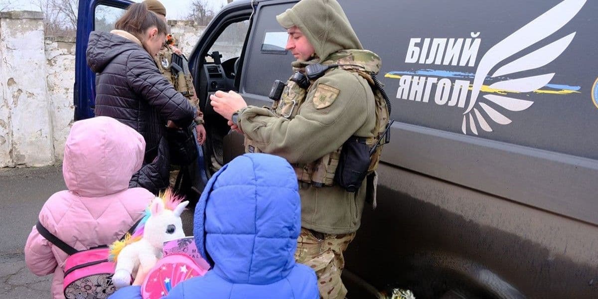 З Сергіївки на Донеччині евакуювали сім'ю з дітьми та тваринами: вони вже втретє рятуються від війни (фото, відео)