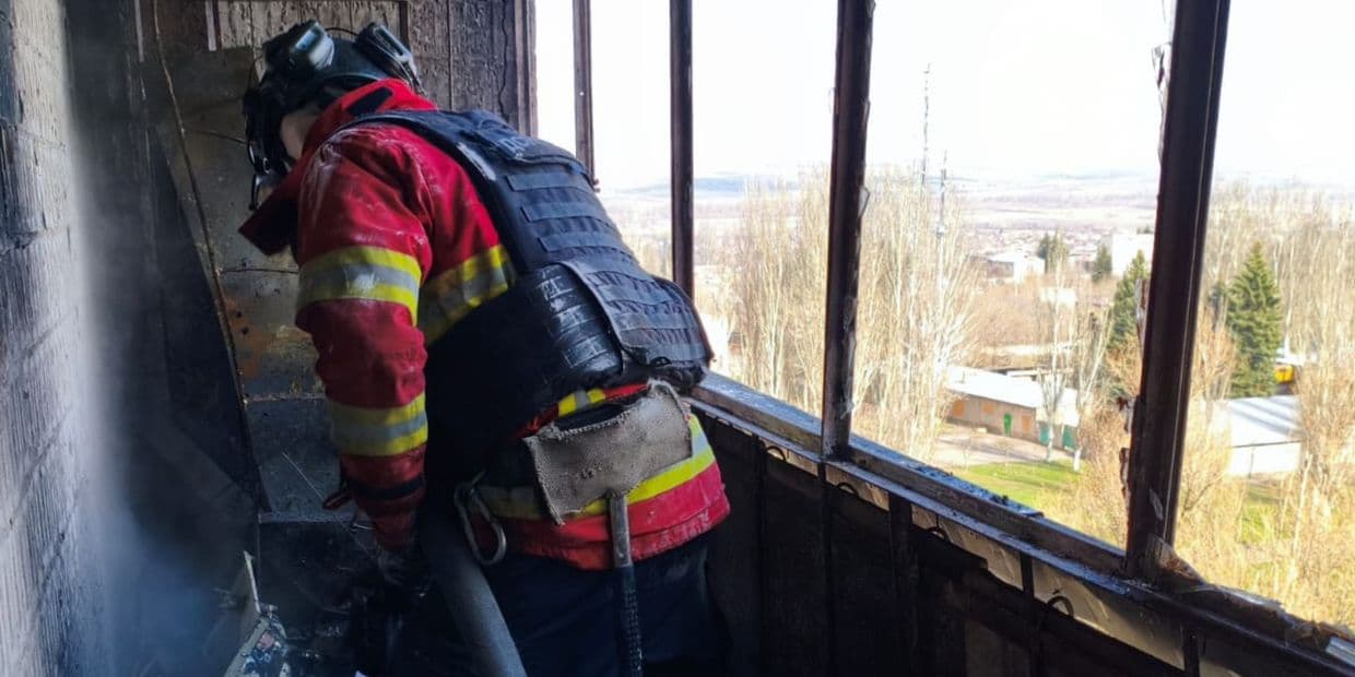 В Дружковке оккупанты ударили по многоквартирным домам, вызвав пожары (фото)