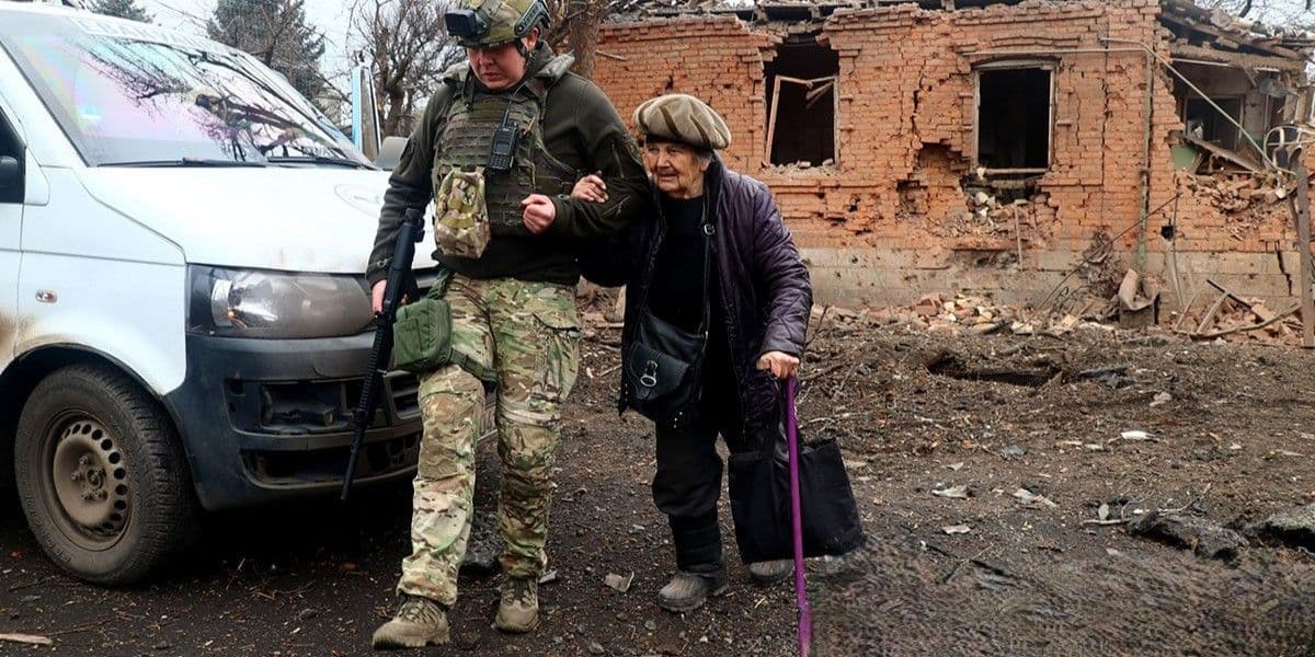 Рискуя жизнью "белые ангелы" эвакуировали из Дружковки еще 5 гражданских (фото, видео)