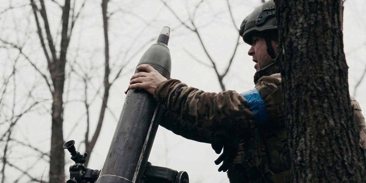 Заряджання міномету. Фото 68-ї окремої єгерської бригади ім. Олекси Довбуша