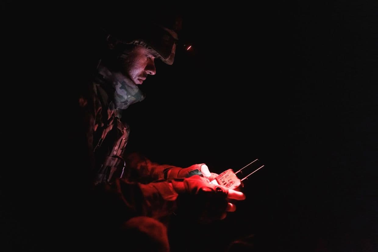 Український захисник з пультом керування. Фото: Facebook/Генштаб ЗСУ