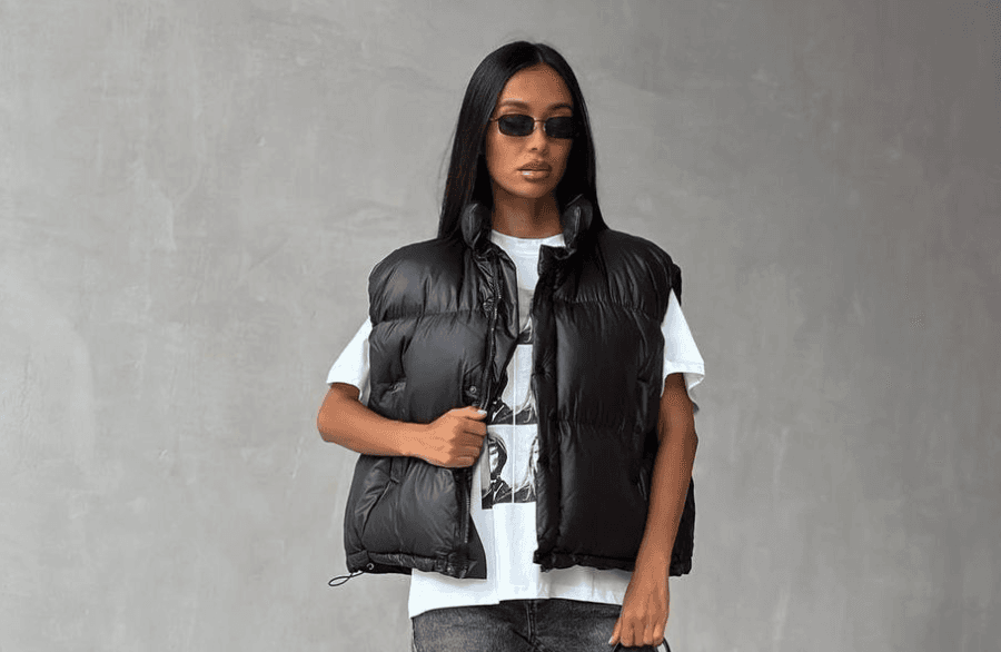 Жіноча демісезонна жилетка чорного кольору у весняному повсякденному образі