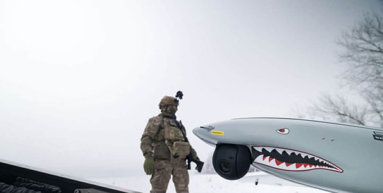 <em>фото: 7 корпус швидкого реагування Десантно-штурмових військ Збройних Сил України, 147 окрема артилерійська бригада. Український військовий і дрон</em>