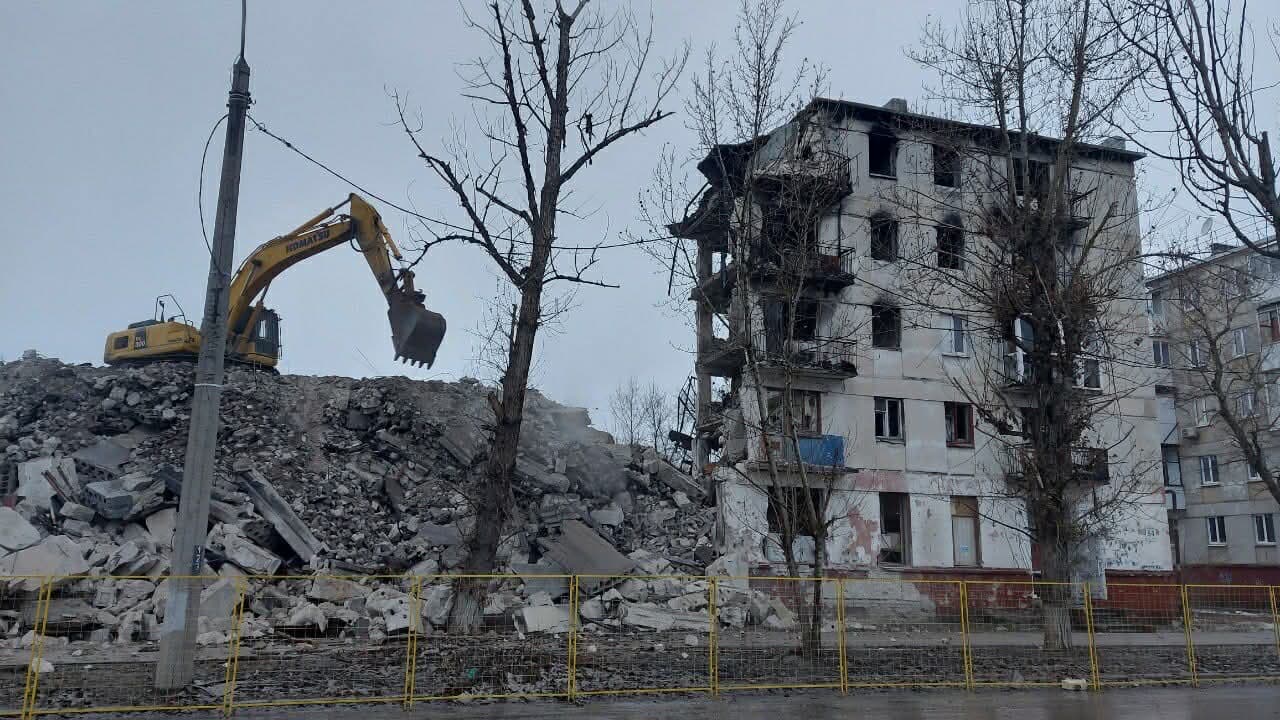 На ТОТ Луганщини 1200 багатоповерхівок окупанти назвали "аварійними" і планують розселити людей і знести будинки