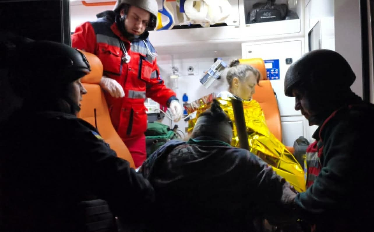 Масована атака по Дружківці: двоє людей поранено, виникла пожежа