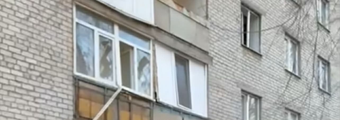 <em>Скрін з відео Вадима Ляха. Наслідки ворожого обстрілу у Словʼянську, 15 березня. </em>