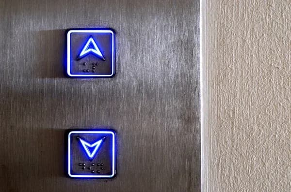 Кнопки виклику ліфта. Фото: Depositphotos